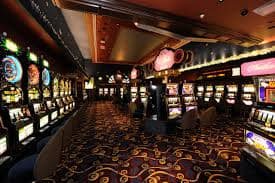 Studio kasino live tw dengan dealer profesional dan meja roulette yang disiarkan langsung